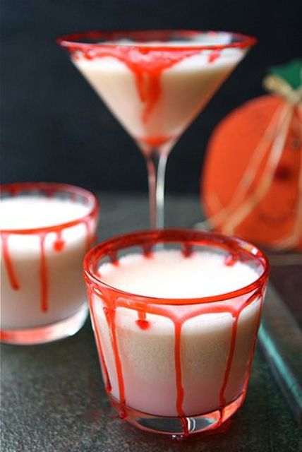 bloody glasses are ideal to serve drinks at a Halloween party, make them yourself for your guests and impress everyone