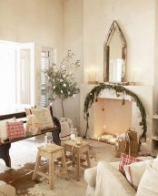 plaid pillows, some lights in the fireplace and a fir garland with ornaments make the Mediterranean space look very holiday-like