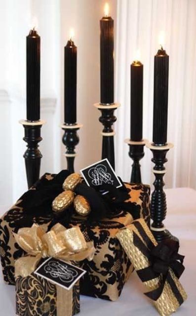 54 Super Elegant Black And Gold Christmas Décor Ideas - DigsDigs