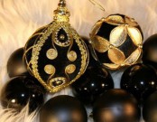 glossy and matte black ornaments and elegant and chic black and gold ones will make your Christmas tree look amazing and very chic and bold