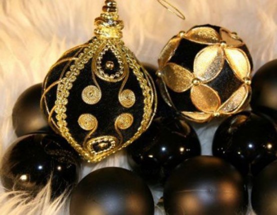 36 Super Elegant Black And Gold Christmas Décor Ideas - DigsDigs