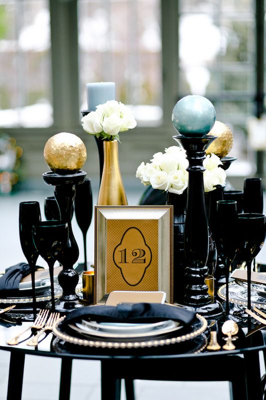 elegant black and gold christmas decor ideas 33