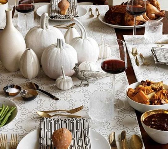 black and white linens will make your Thanksgiving tablescape more refreshed and eye-catchy, prefer some cool prints