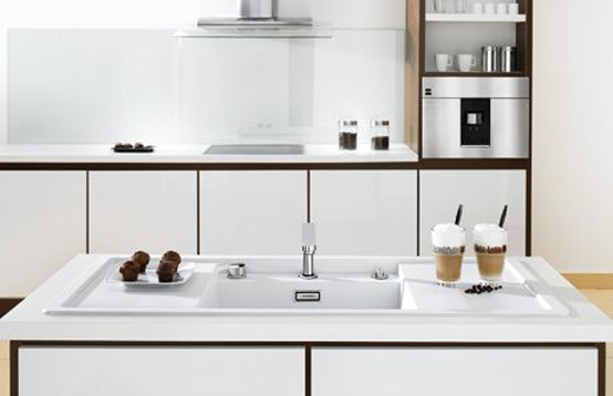 Minimalist Kitchen Sinks with Movable Cutting Board and Retractable Faucets