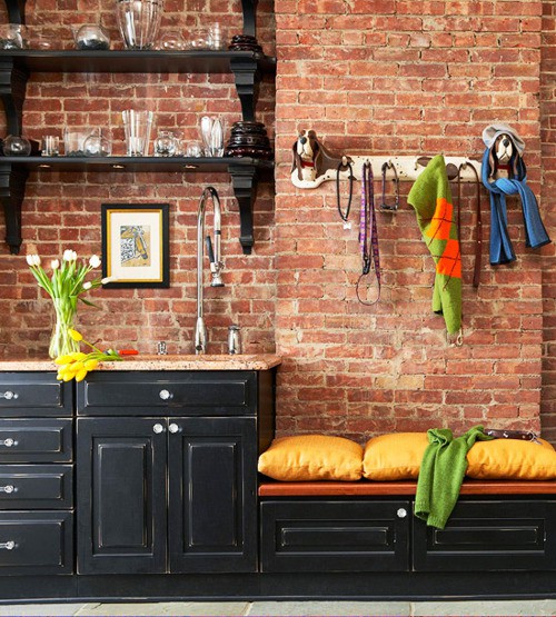 Red bricks look especially well with black kitchen cabinets and shelves.