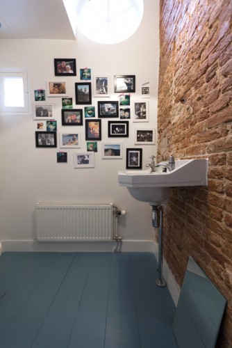 Exposed Brick Wall Ideas Combination of a modern gallery wall with a brick wall is a stylish solution for creative interiors.