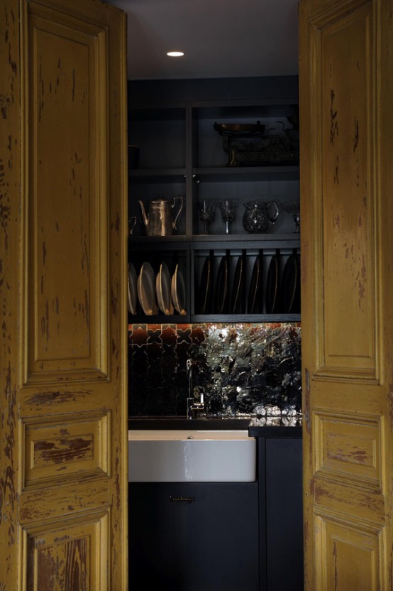 Exquisite Black Kitchen Design With A Vintage Feel