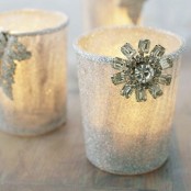 a snowy glitter Christmas candleholder with a large embellishment is a lovely idea for a vintage or modern space and will give charm to your Christmas at once