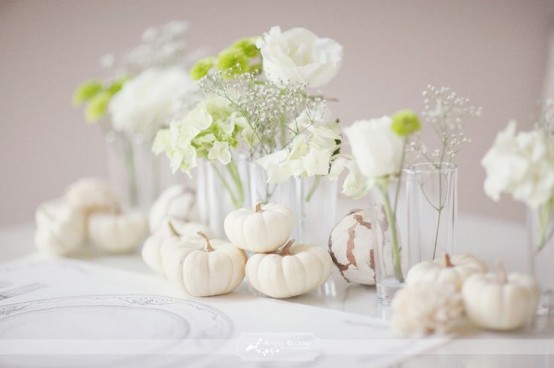 white fall table decor done with blooms in vases and with white pumpkins is a chic and cool idea to go for