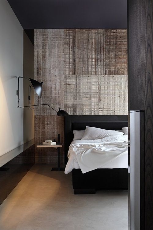 textural wallpaper in earthy tones that imitates plywood is a catchy idea and is easy to incorporate into your decor