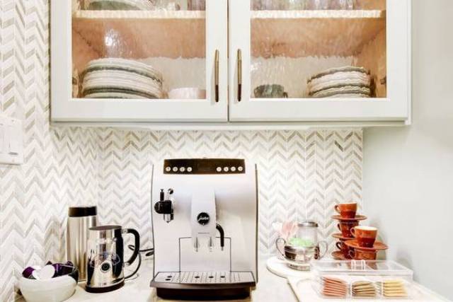 Eye Catchy Glam Kitchen Design In A Mix Of Patterns