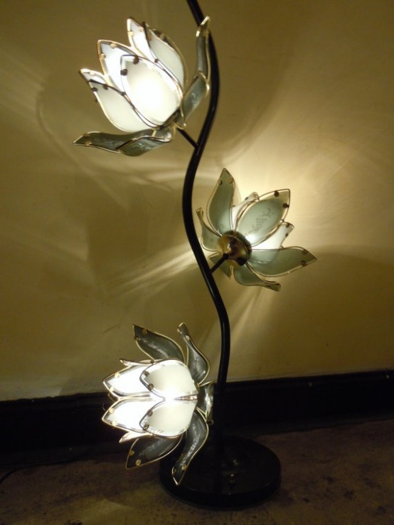 a flower-shaped floor lamp of meal and several flower-shaped lampshades is a very creative and cool light idea