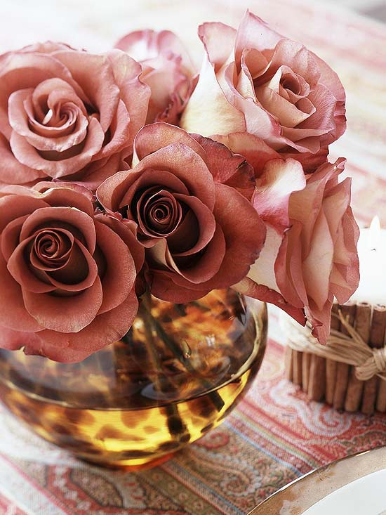 a clear vae with dusty pink roses is a beautiful and timeless centerpiece idea for a fall or Thanksgiving party