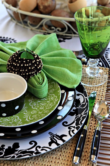 green plates, napkins, glasses and bowls paired with black and white plates look stylish and interesting