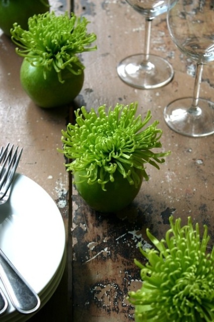 green apples and green blooms can dot your Thanksgiving tablescape and make it brighter and cooler