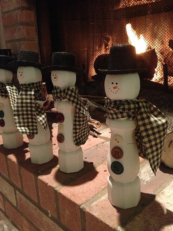 white banisters turned into snowmen, with hats, scarves and buttons are a great Christmas decor idea to rock