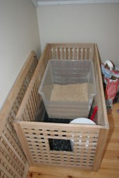 a long IKEA Hol table as a cat toilet placed in the entryway – eveyrthing that should be hidden is hidden
