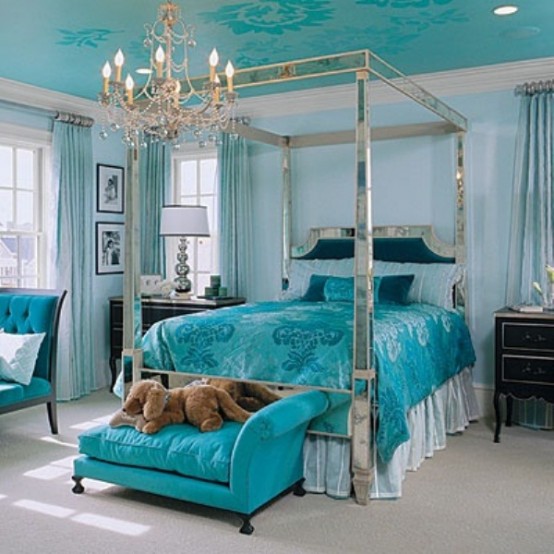 a glam blue and turquoise bedroom in various shades, with a mirror bed, a daybed, a chic chandelier and lamps