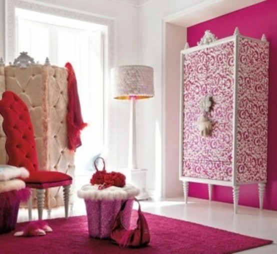 a pink, red and white glam bedroom with a printed wardrobe, a refined screen, a red chair and a pink rug on the floor