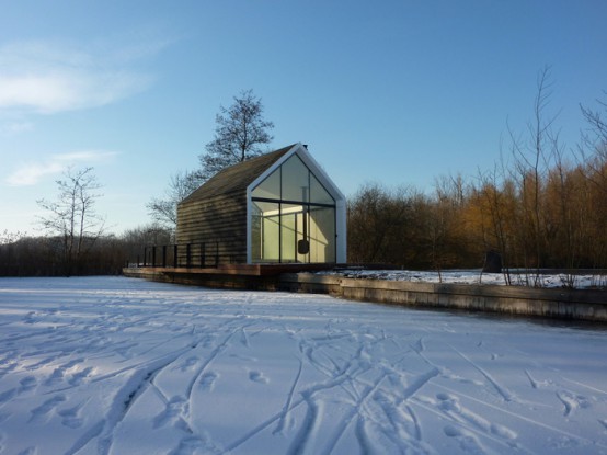 Glass And Wood Lake House For Complete Relaxation