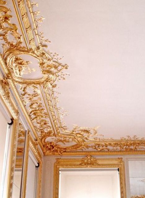 gold molding on the ceiling and on the windows is a beautiful and cool idea for a refined space, even if the furniture is very simple