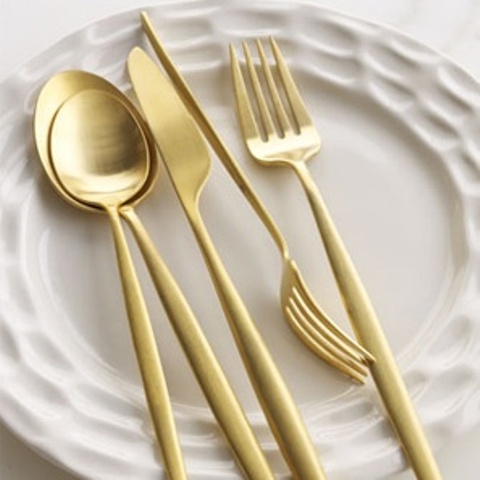 white porcelain paired with gold cutlery will help you create a refined and chic Thanksgiving tablescape