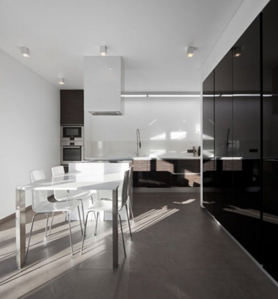 Gorgeous Minimalist House With A Light Interior