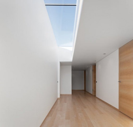 Gorgeous Minimalist House With A Light Interior