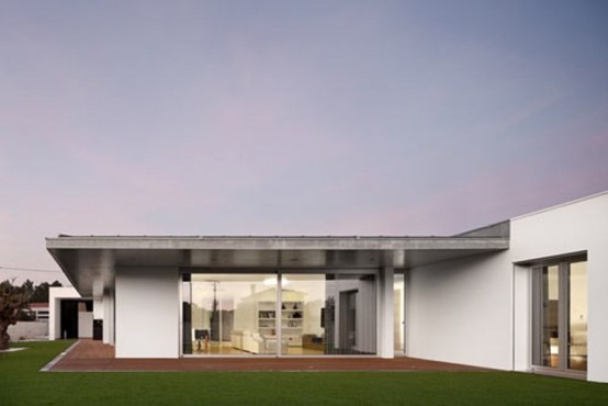 Gorgeous Minimalist House With A Light Interior
