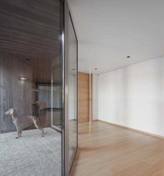 Gorgeous Minimalist House With A Light Interior - DigsDigs