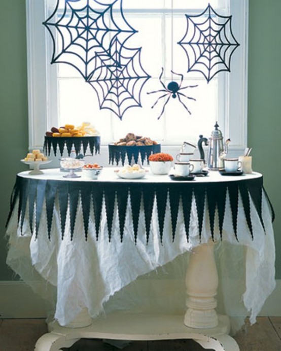 black spiders can be applied to many Halloween party themes, and they are very easy to make