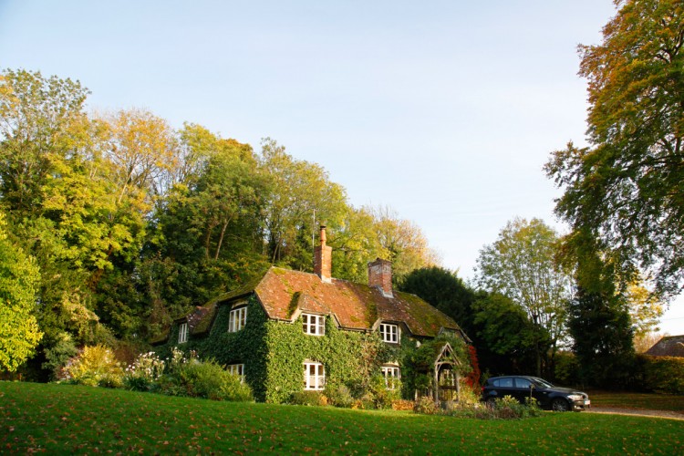 Historical English Cottage With A Cantilevered Glazed Extension