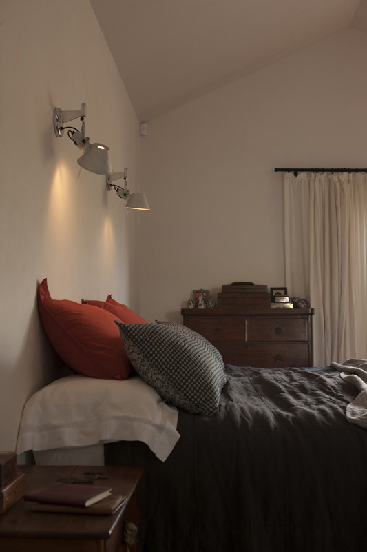 Home With A Country Feel In Dark Shades
