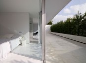 House Designed To Maximize The Feeling Of Spaciousness