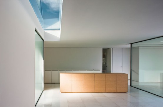 House Designed To Maximize The Feeling Of Spaciousness