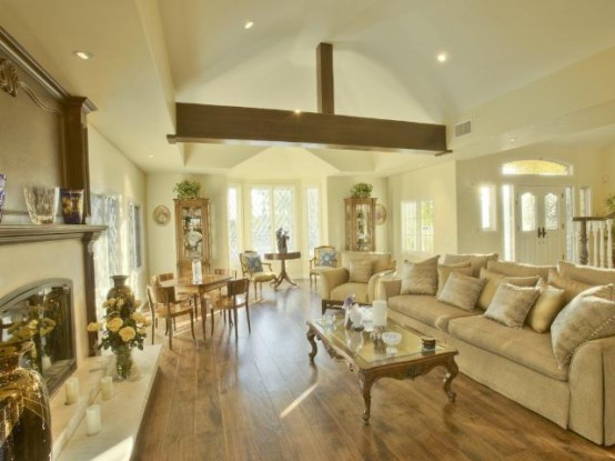 House With Traditional Interior Design And Amazing Pool