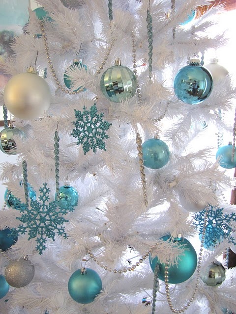 How To Use Snowflakes In Winter Decor Ideas