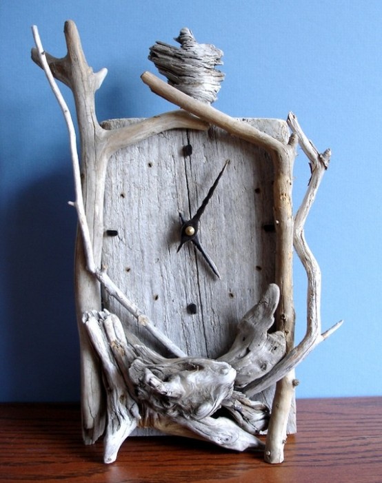 a clock decorated with driftwood is a cool and very beachy idea