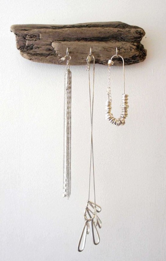 a jewelry holder made of a piece fo driftwood is an easy and cute craft