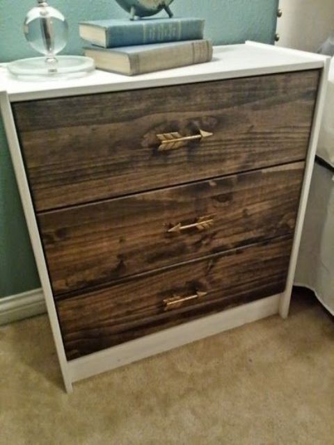 a boho Tarva renovation with white sides and a countertop, dark stained drawers and arrow handles