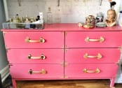 a vintage Tarva revamp in bright pin, with vintage handles and corners brings color and a vintage feel