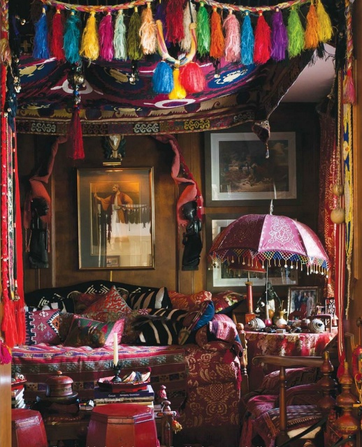 The mix of deep brown walls, a hanging rug and patterned textiles creates extremely interesting appearance. The bold play with bright colors arranged that well adds an unique touch to the room.