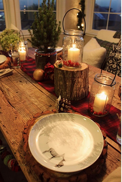 38 Inspiring Rustic Christmas Table Settings - DigsDigs