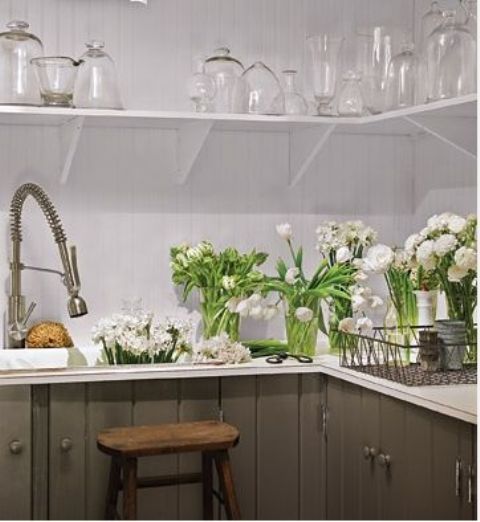 refresh your kitchen with lots of fresh white tulips to make it look spring-like, cool and bright