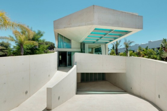 Jellyfish House With A Cantilevering Pool Rooftop