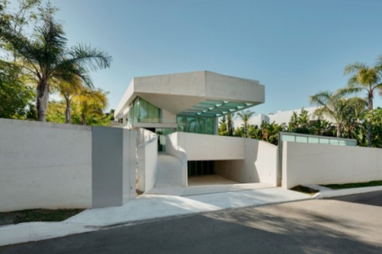 Jellyfish House With A Cantilevering Pool Rooftop