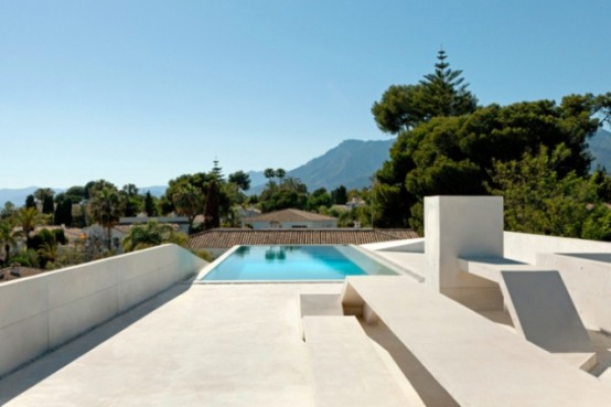 Jellyfish House With A Cantilevering Pool Rooftop