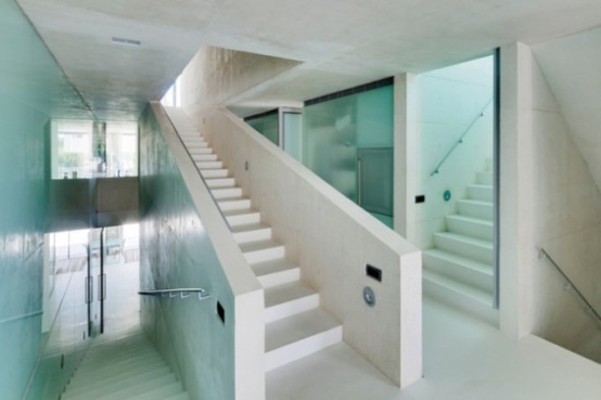 Jellyfish House With A Cantilevering Pool Rooftop