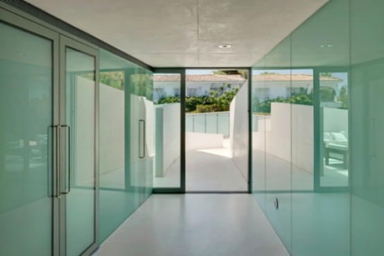 Jellyfish House With A Cantilevering Pool Rooftop