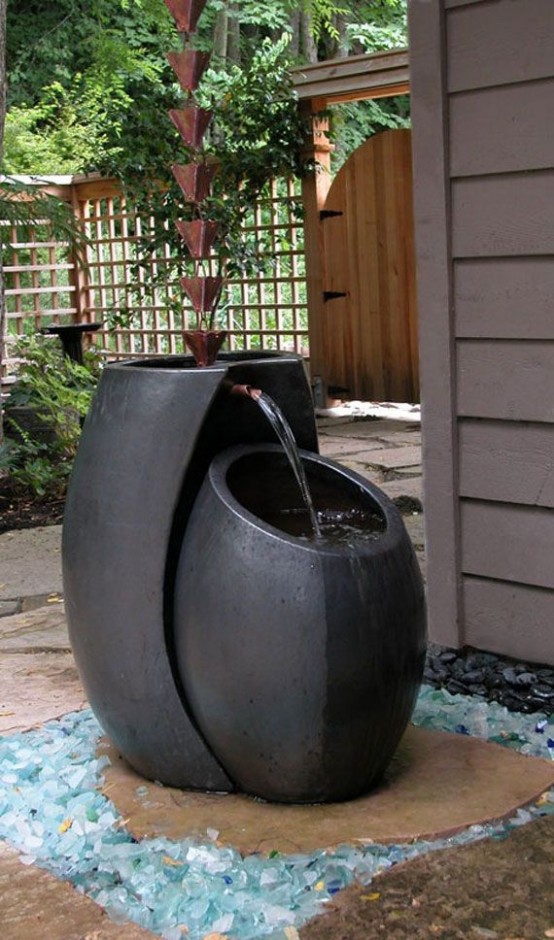 une fontaine zen minimaliste composée de deux vases noirs et de carillons éoliens est une belle idée pour un espace minimaliste une fontaine zen minimaliste composée de deux vases noirs et de carillons éoliens est une belle idée pour un espace minimaliste